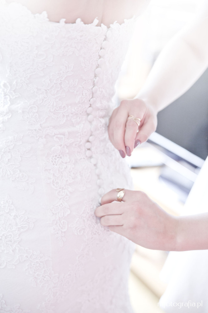 fotografia ślubna - zpinanie sukni lubnej
